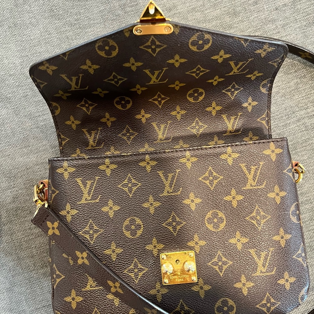 *SOLD* Louis Vuitton Pochette Metis Monogram - Picture 8 of 12